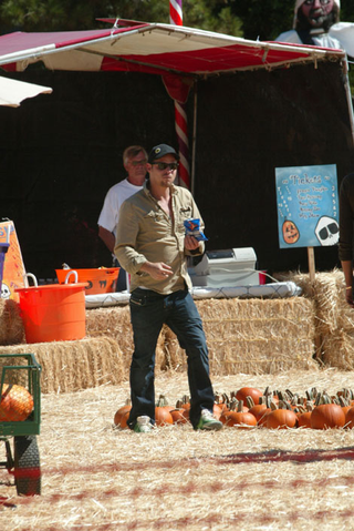 Illustration for article titled Celebrities Love L.A. Pumpkin Patch, Paparazzi Be Damned
